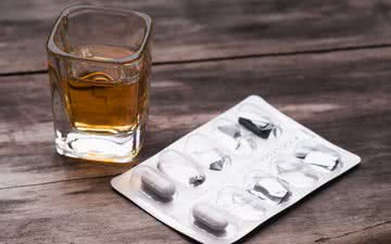O álcool, assim como antidepressivos e ansiolíticos, atua no sistema nervoso central - iStock