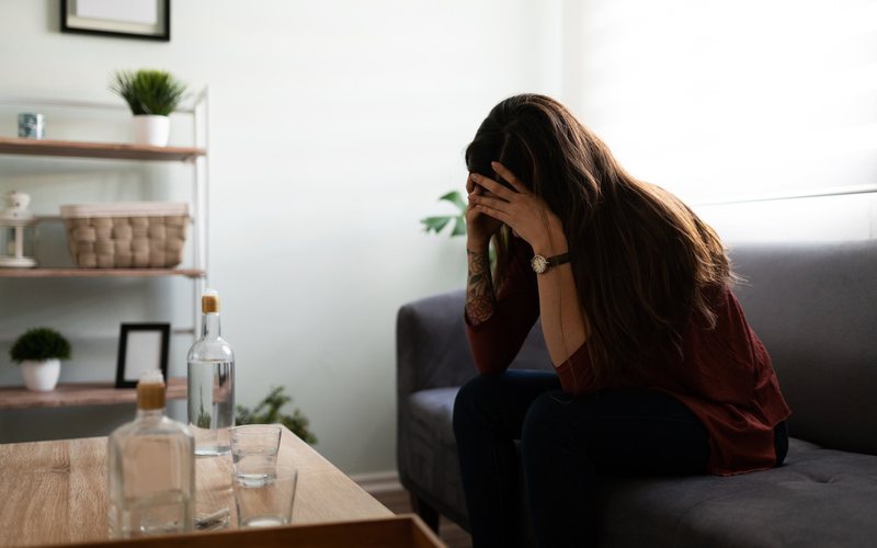 Muita gente passa a beber mais quando está atravessando um momento mais turbulento na vida - iStock