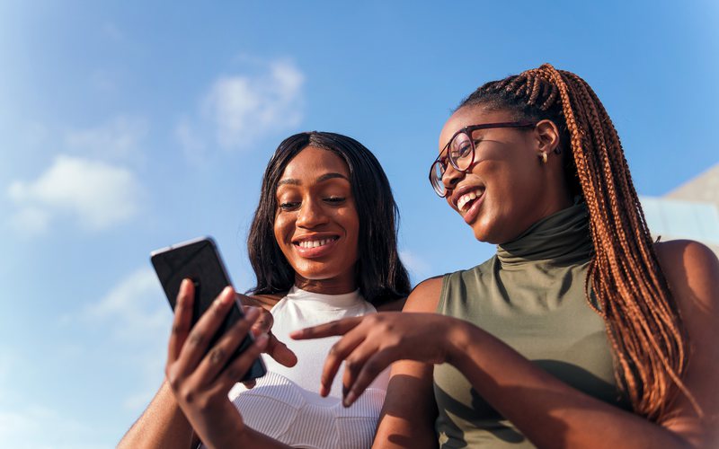 A relação com os pares é muito importante para o bem-estar do jovem - iStock