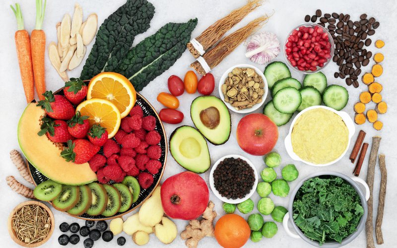 Salmão, oleaginosas e frutas ricas em antioxidantes atuam como anti-inflamatórios naturais - iStock