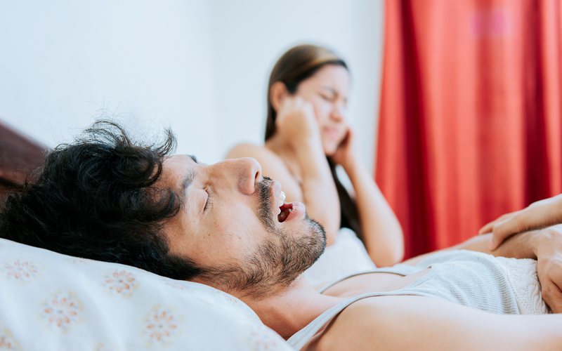 A apenia obstrutiva do sono é caracterizada por interrupções frequentes na respiração durante a noite - iStock