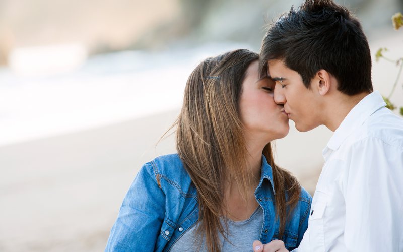 Ele está preocupado por não ter ereções ao beijar garotas - iStock