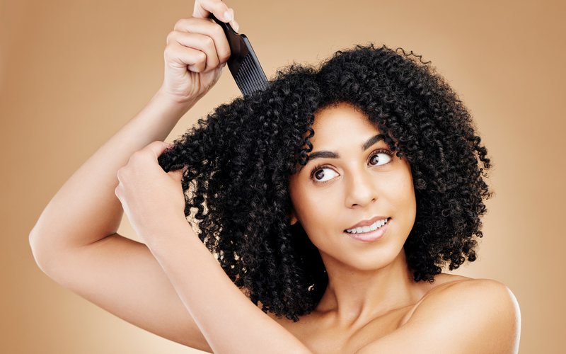 Pentes com dentes largos são ótimos para desembaraçar o cabelo - iStock