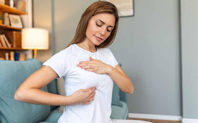 Uma em cada oito mulheres pode enfrentar um câncer de mama em algum momento da vida - iStock