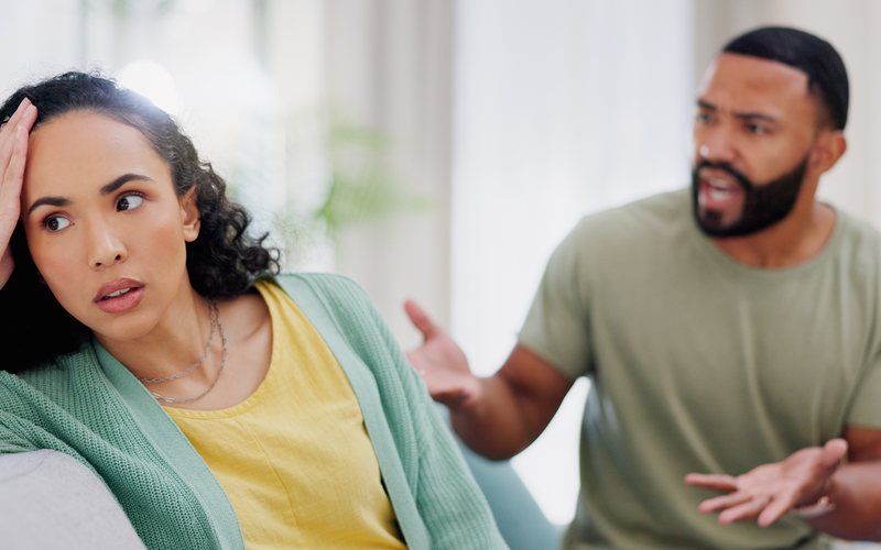 Ela diz que o parceiro desconfia que ela tenha ficado com outra pessoa - iStock