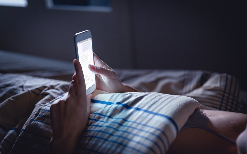 Se você está com dificuldade de largar o seu celular na hora de dormir, deixe ele fora do quarto - iStock