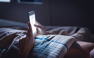 Se você está com dificuldade de largar o seu celular na hora de dormir, deixe ele fora do quarto - iStock