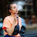 Apesar de proibidos no Brasil, cigarros eletrônicos têm atraído jovens e seu uso traz uma série de riscos - iStock