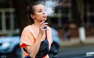 Apesar de proibidos no Brasil, cigarros eletrônicos têm atraído jovens e seu uso traz uma série de riscos - iStock