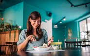 Comer mais devagar permite uma menor ingestão de calorias e, consequentemente, ajuda a perder de peso - iStock