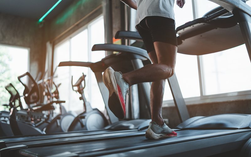 Muita gente não consegue fazer exercício durante a semana, mas capricha nos sábados e domingos - iStock