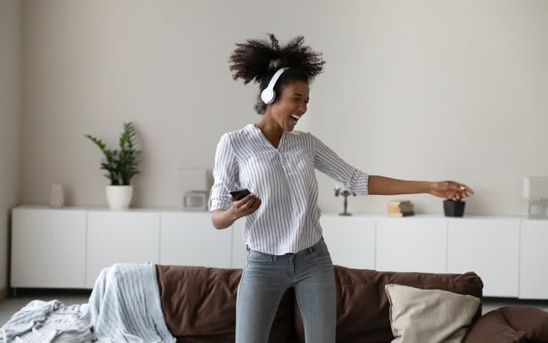 Colocar uma música e dançar em casa também vale como atividade física! - iStock