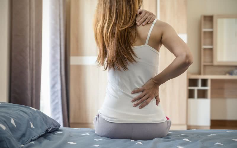 É mais provável que uma pessoa tenha dor nas costas se não estiver ativa fisicamente - iStock