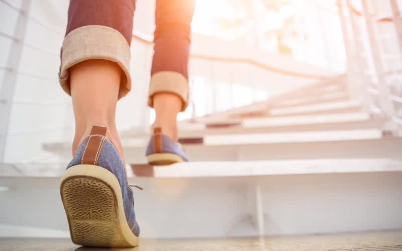 Trocar o elevador pelas escadas é uma boa forma de se tornar mais ativo - iStock