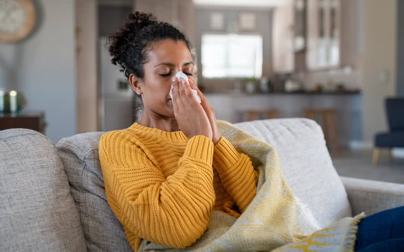 O espirro é uma forma de limpar as impurezas que adentram as vias aéreas - iStock