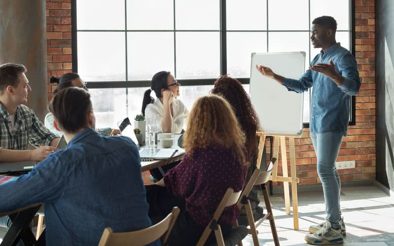 Receio de falar em público é normal até certo ponto - iStock