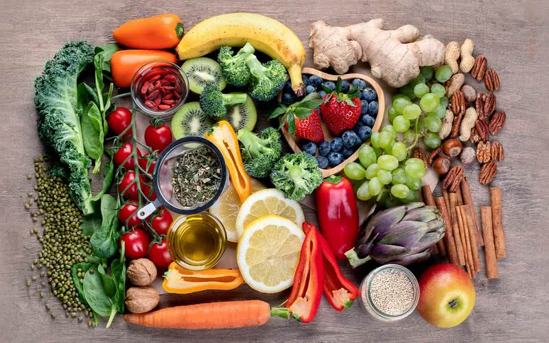 Farelos, aveia, frutas, nozes, verduras, legumes, grãos e pão integral trazem mais fibras à dieta - iStock