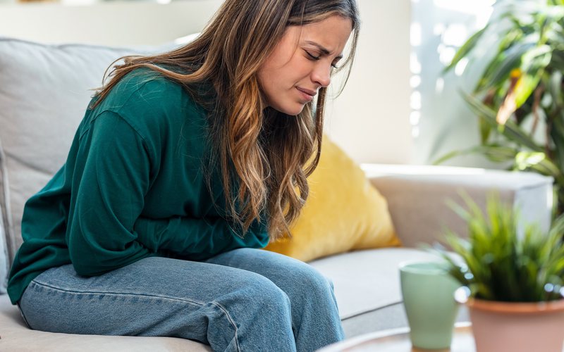 Ela sente muita dor e queimação assim que eles terminam - iStock