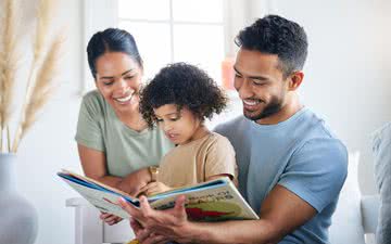 Ler por 10 ou 15 minutos por dia com a criança ajuda a despertar o interesse e criar uma rotina - iStock
