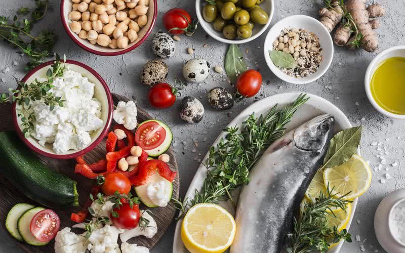 A dieta mediterrânea é rica em frutas frescas, vegetais, nozes, sementes, azeite de oliva e peixes - iStock