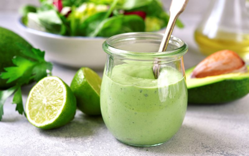 Além de descobrir quais alimentos estão na melhor época, aprenda a preparar um delicioso molho para saladas - iStock