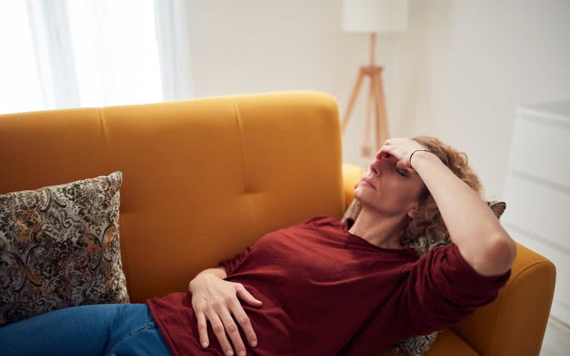 Comer consistentemente ao longo do dia pode ajudar a evitar o exagero na hora da festa - iStock