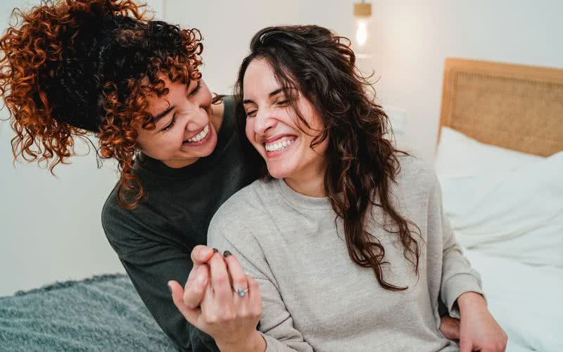 Não existe nenhum produto específico para sexo seguro entre mulheres; mas há como contornar isso - iStock