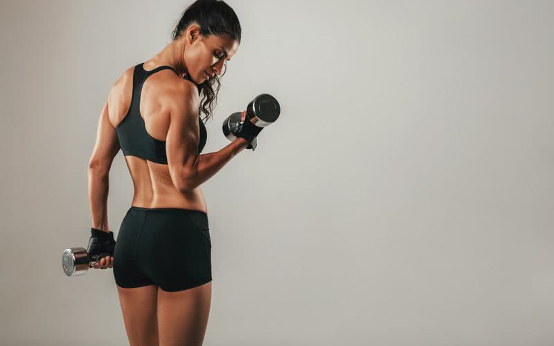 Treino de bíceps e tríceps: veja os melhores exercícios para fazer na  academia