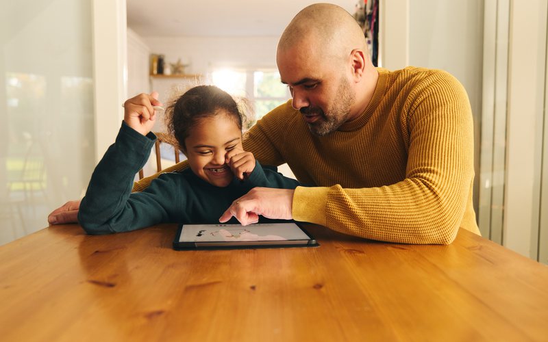 É importante saber o que os filhos estão acessando na internet - iStock