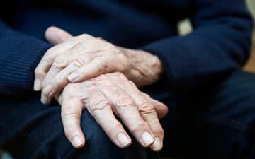 Por ser uma doença progressiva, os sintomas do Parkinson tendem a piorar com o tempo - iStock