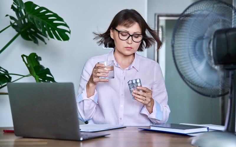 Além da irregularidade menstrual, é comum surgirem sintomas como dores de cabeça e alterações de humor - iStock