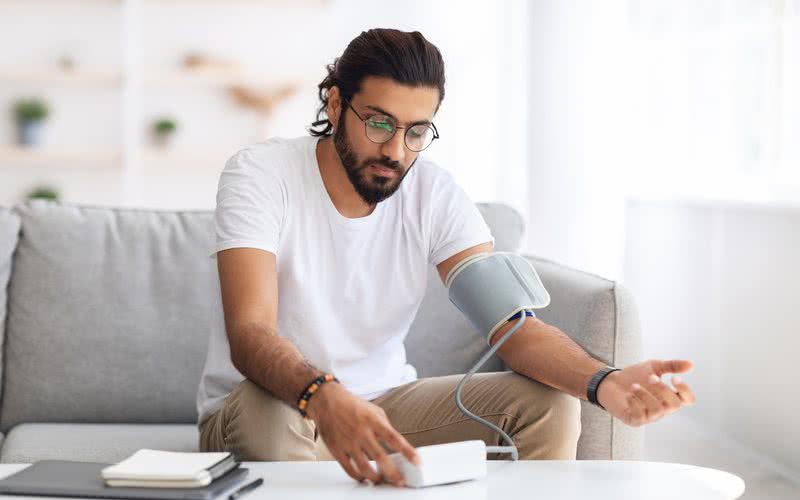 A pressão que mede 130/80 milímetros de mercúrio (mm Hg) ou superior é considerada alta - iStock