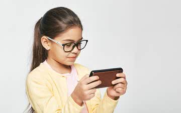Uso de tablets ou smartphones e mais tempo em ambientes fechados afetam a visão das crianças - iStock