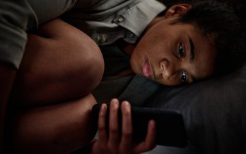 Um dos principais impactos das redes sociais para a saúde dos jovens é o prejuízo no sono - iStock