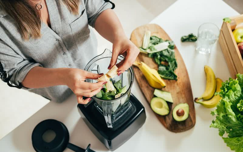 O abacate é rico em potássio, o que ajuda a controlar o excesso de sódio que você pode ter ingerido - iStock