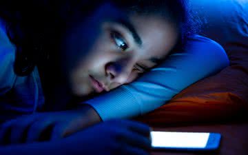 Mudanças biológicas da adolescência, junto com o efeito das telas, podem comprometer o sono e a saúde - iStock