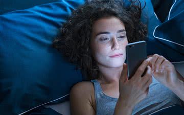 Procrastinação na hora de dormir virou um hábito comum por causa dos smartphones - iStock