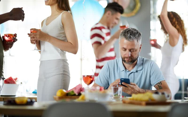 Algumas pessoas se sentem solitárias apesar de viver rodeadas de gente conhecida - iStock