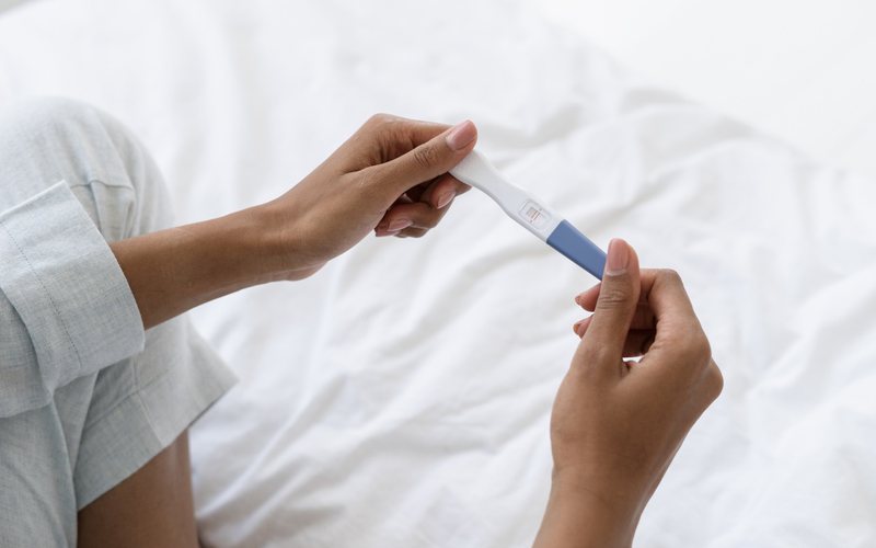 Ela fez dois testes de gravidez, mas menstruação não veio e ela sentiu dores - iStock