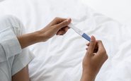 Ela fez dois testes de gravidez, mas menstruação não veio e ela sentiu dores - iStock