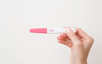 Enjoo e atraso menstrual podem ser sintomas de gravidez ou de outras condições - iStock