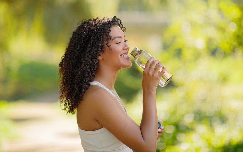 Caprichar na ingestão de água ajuda a minimizar o impacto do tempo seco - iStock