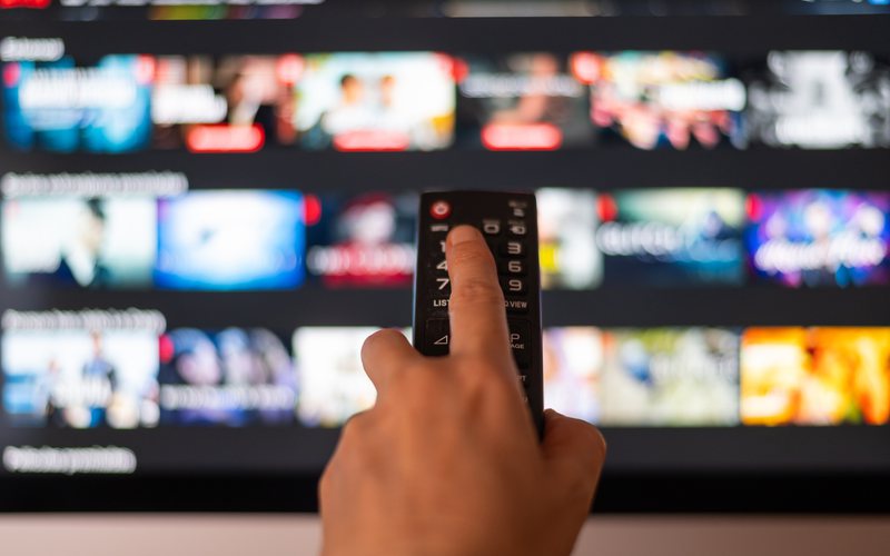 Pesquisadores recomendam que as pessoas aproveitem a hora de ver TV para se movimentar - iStock