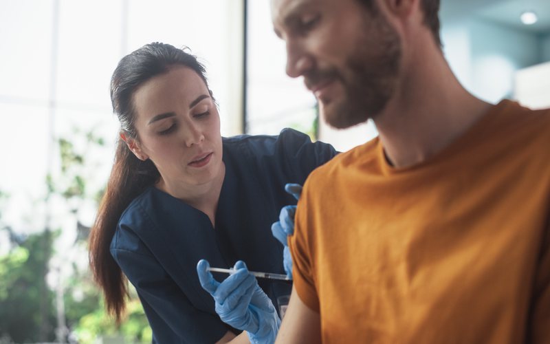 A vacina contra o HPV está indicada, no Brasil, para pessoas de 9 até os 45 anos - iStock