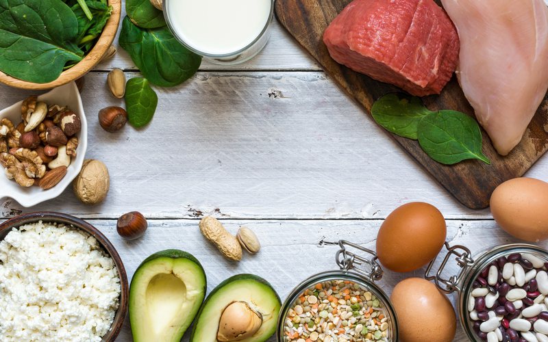 Muita gente apresenta baixos níveis de vitamina B12, presente em carnes, laticínios e ovos - iStock