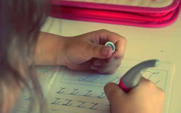 Imagem Crianças (e também adultos) precisam escrever mais à mão