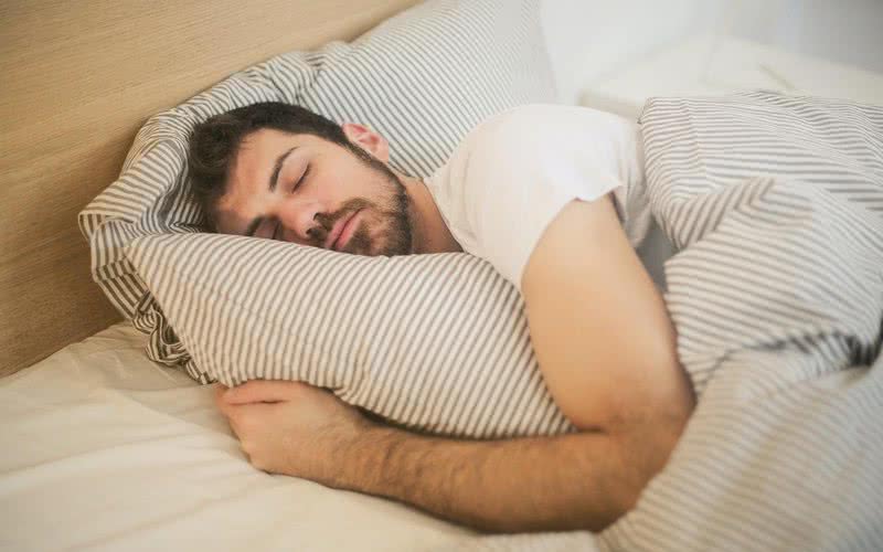 A apneia do sono é uma condição na qual as vias aéreas podem ficar completamente bloqueadas à noite - iStock