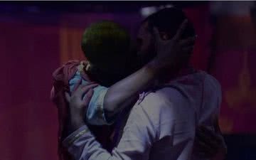 Na festa do último final de semana, Lucas protagonizou um beijo com Gilberto - Reprodução/Globoplay