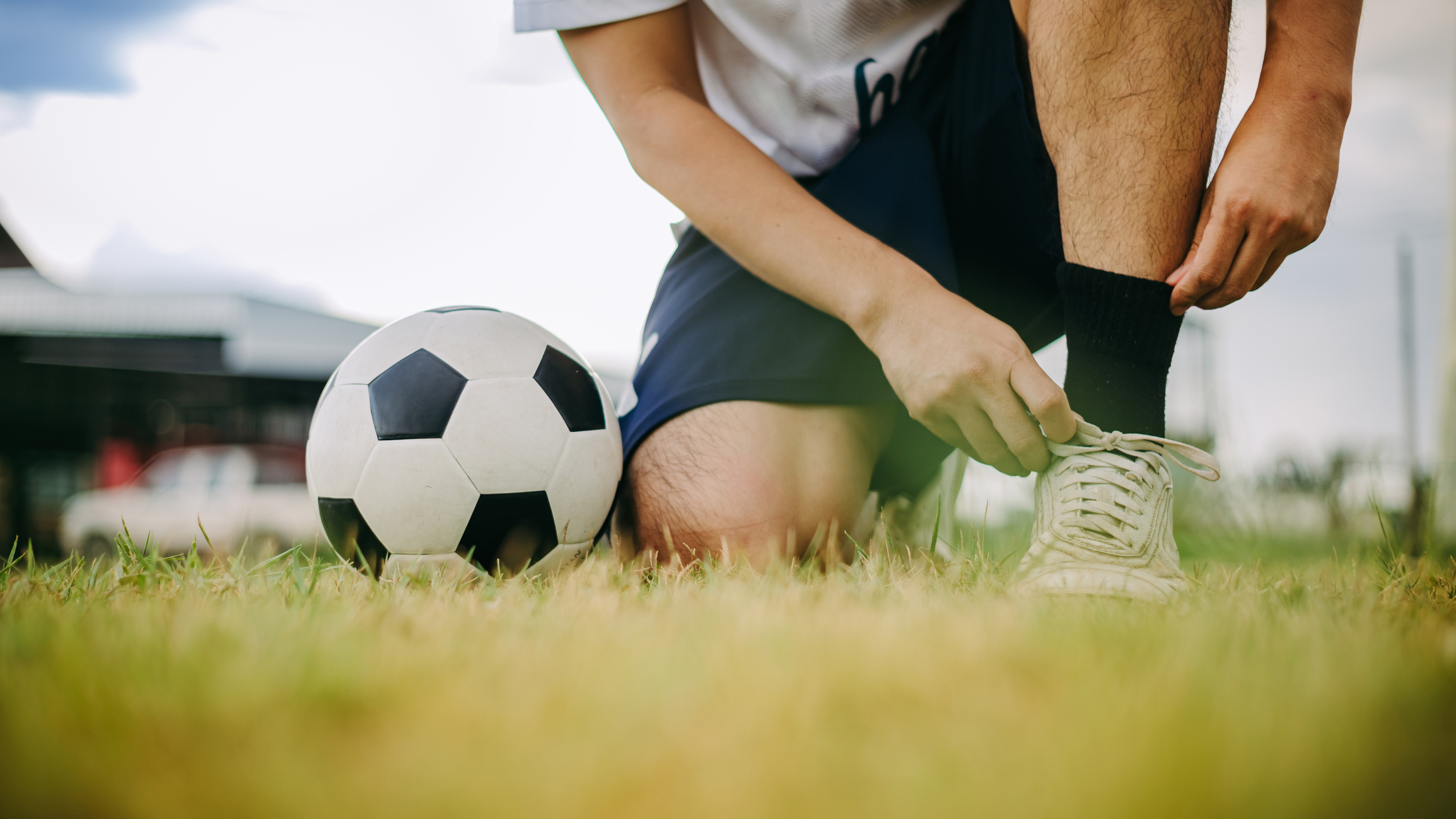 Vai jogar futebol com os amigos? Veja como evitar lesões e